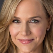 Julie Benz Resmi